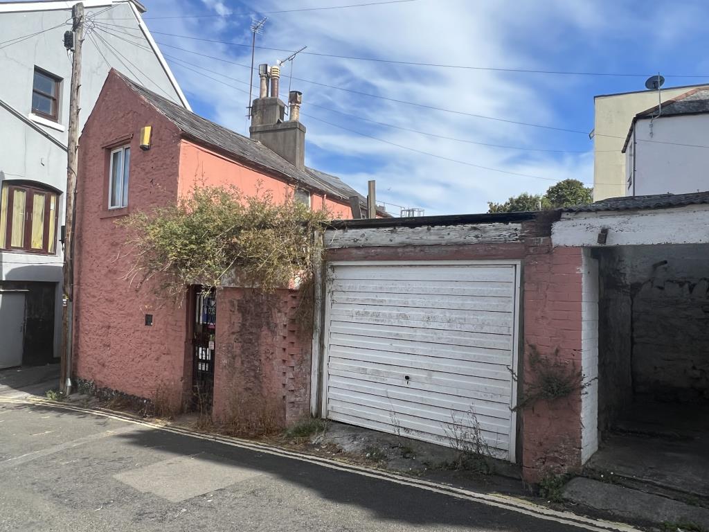 Lot: 152 - DETACHED COTTAGE FOR REFURBISHMENT WITH GARAGE - 